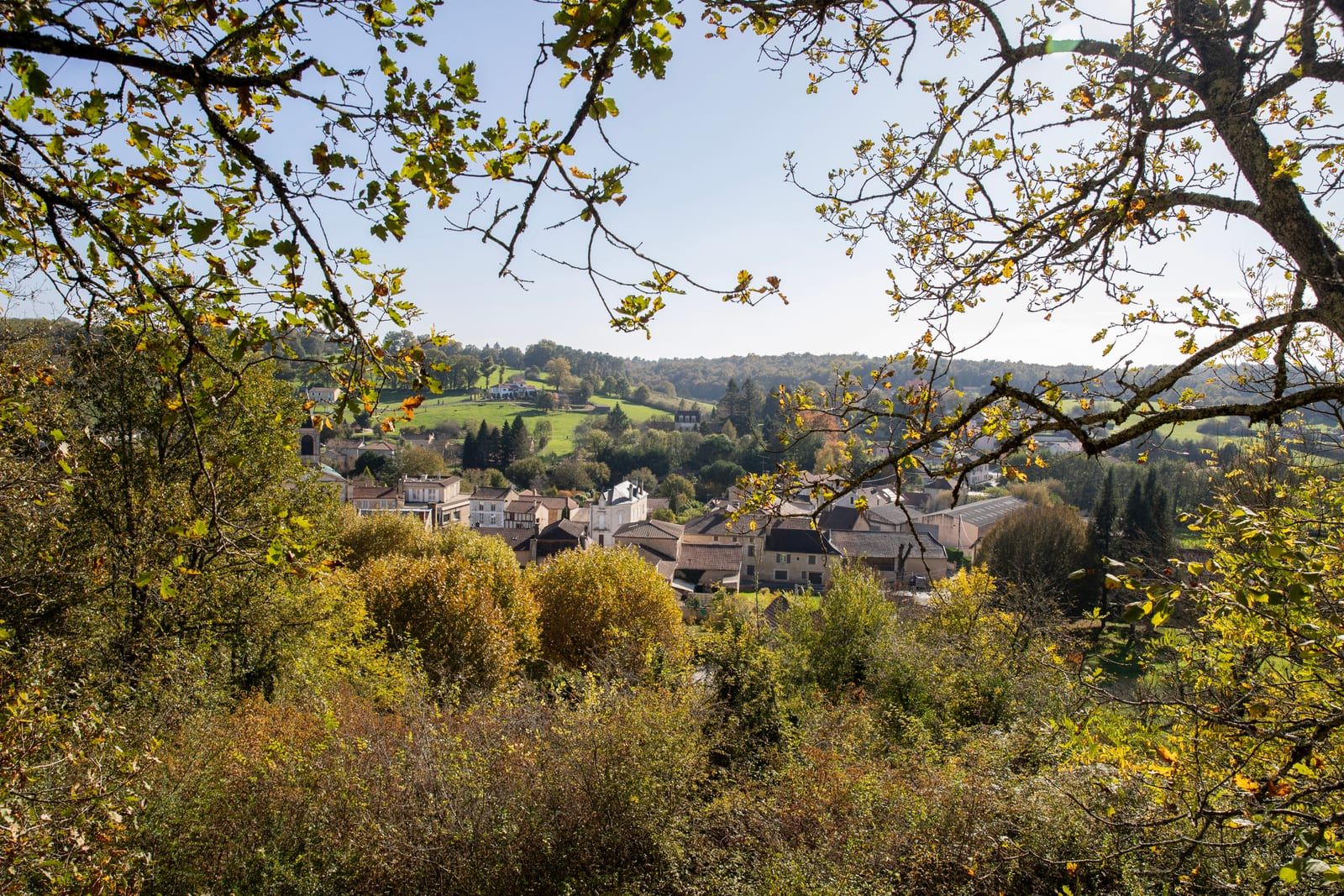 Le village de Vergt, en Périgord, vu à travers les branches
